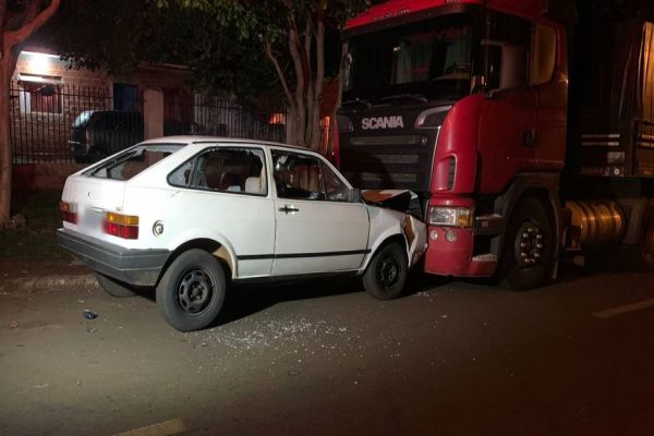 Carro colide em caminhão estacionado na Rua Maracanã no Bairro Periolo