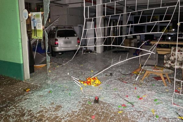 Imagem referente a notícia: Carro invade loja de eletrodomésticos no centro de Cascavel