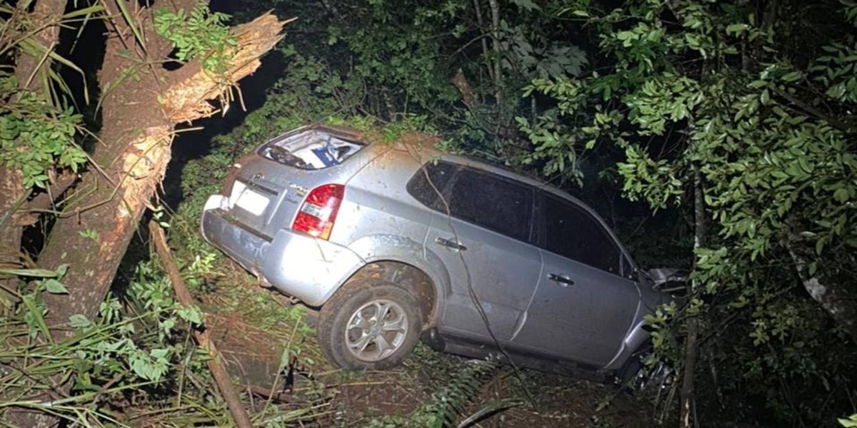 Duas pessoas ficam feridas após carro cair em barranco as margens da PR-486 em Espigão Azul