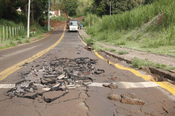 Prefeitura inicia troca de tubulação e recomposição do asfalto na Rua Indira Gandhi