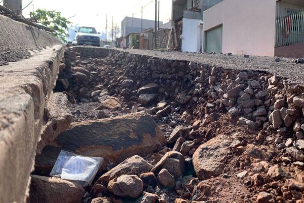 Imagem referente a notícia: Rua São Francisco de Assis está só nos buracos e pedras