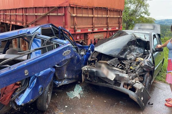 Forte colisão entre três veículos deixa cinco pessoas feridas na PR-488 em Diamante do Oeste