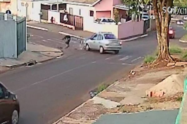 Imagem referente a notícia: Câmera de segurança registra forte colisão na Rua Galileu; Motociclista "Voa" após o impacto