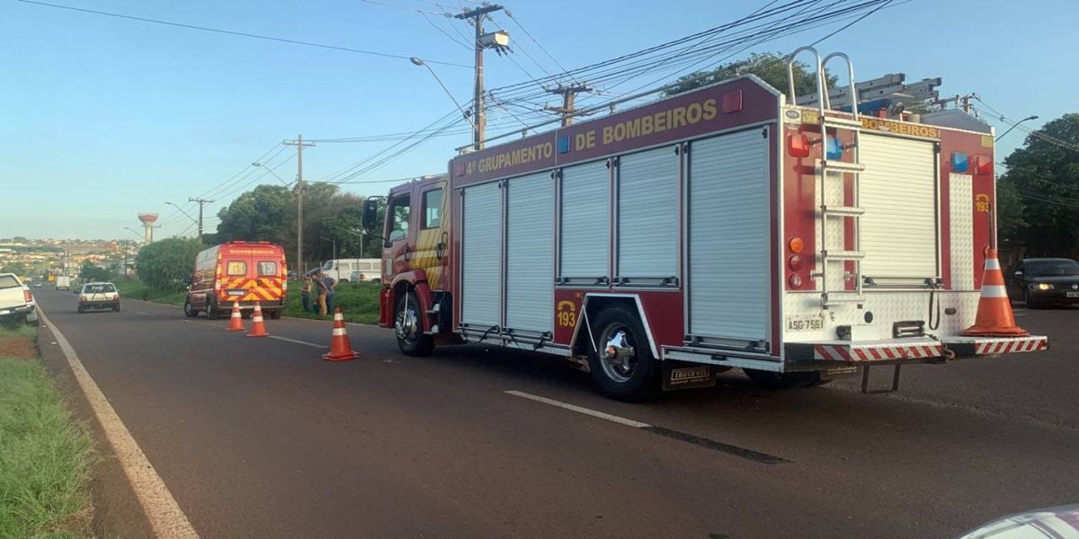 Ciclista fica gravemente ferido após colidir contra caminhão na marginal da BR-277