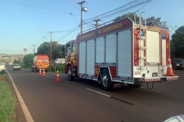 Ciclista fica gravemente ferido após colidir contra caminhão na marginal da BR-277