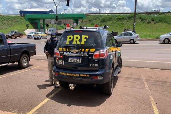 Mulher fica ferida após colisão frontal no viaduto do Bairro XIV de Novembro