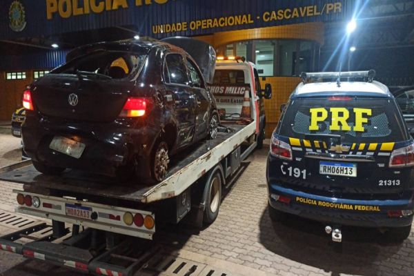 Durante fuga da PRF, Gol carregado com 254,50 kg de maconha capota na BR-277