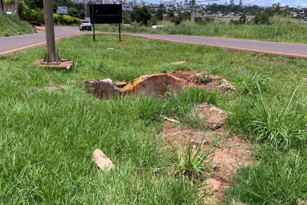 Imagem referente a notícia: Empurra Empurra: Prefeitura x DNIT; Caixa coletora de água ainda está aberta na Rua Jorge Lacerda