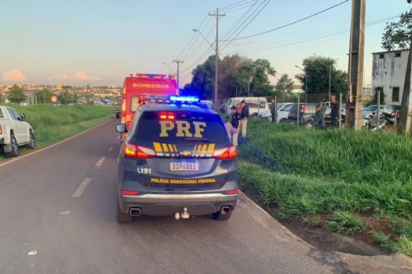 Imagem referente a notícia: Jovem de 19 anos morre após ser atropelado por caminhão na marginal da BR-277 em Cascavel