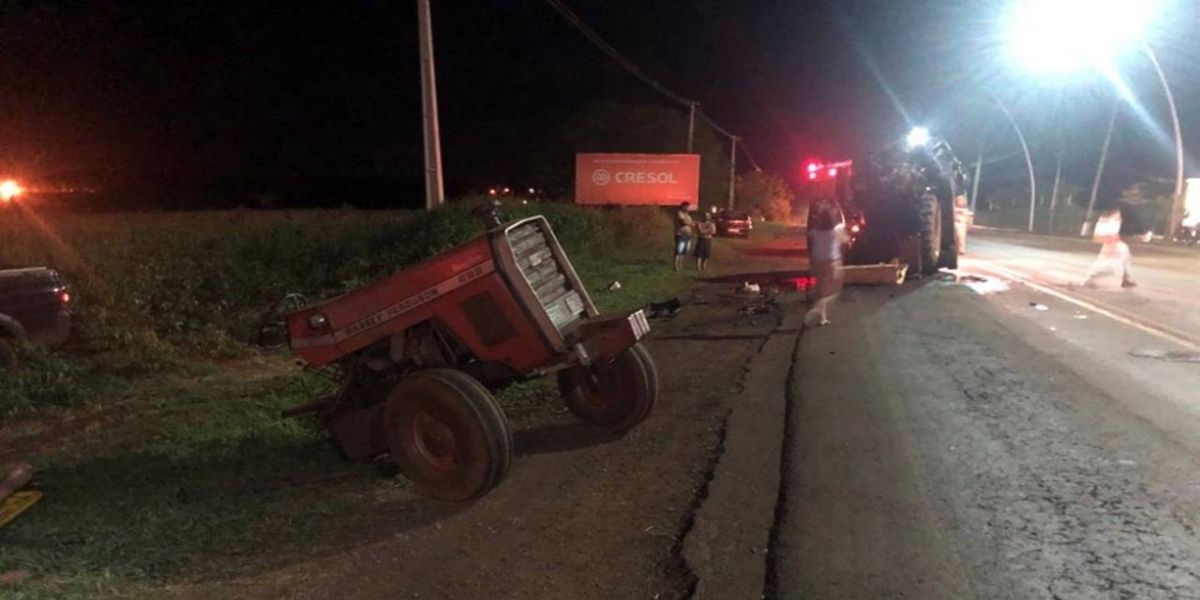 Trator parte ao meio após colisão e quatro pessoas ficam feridas na PRc-467