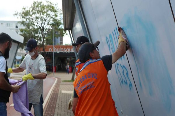 Imagem referente a notícia: Defesa Civil e Transitar removem pichações de abrigos de ônibus