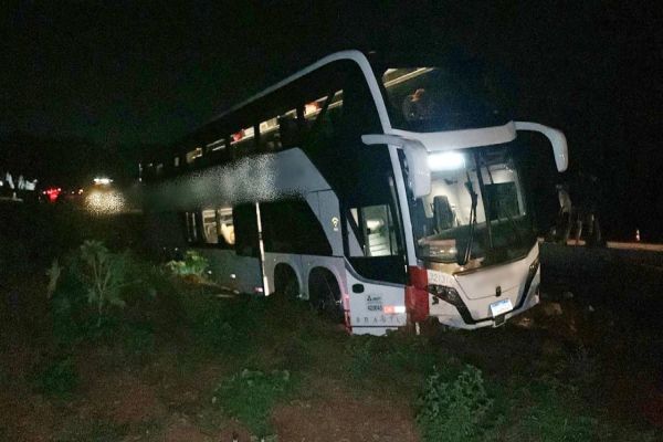 Imagem referente a notícia: Ônibus cai em barranco na rodovia BR-277, em Cascavel