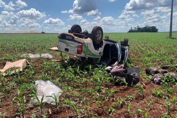 Imagem referente a notícia: Mulher sofre mal súbito e perde controle de caminhonete e capota várias vezes na BR-467