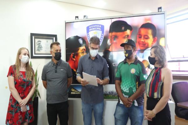 No aniversário da Guarda Municipal, Paranhos faz uma série de anúncios que beneficiam a corporação