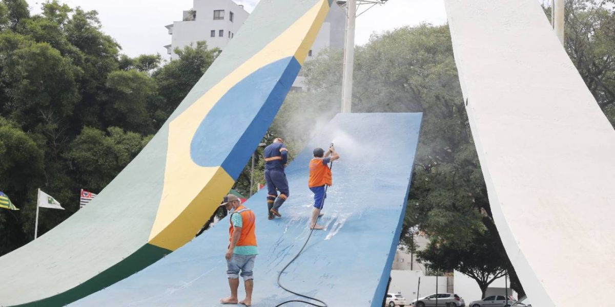 Rampas da Praça do Migrante são lavadas
