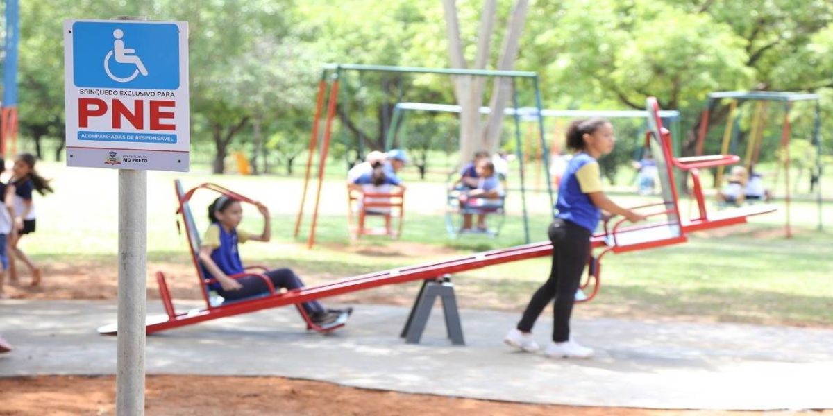 Vereador pede playgrounds adaptados para crianças com necessidades especiais