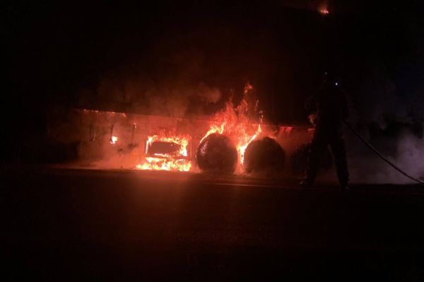 Rodado de caminhão baú pega fogo na BR-467, em Cascavel