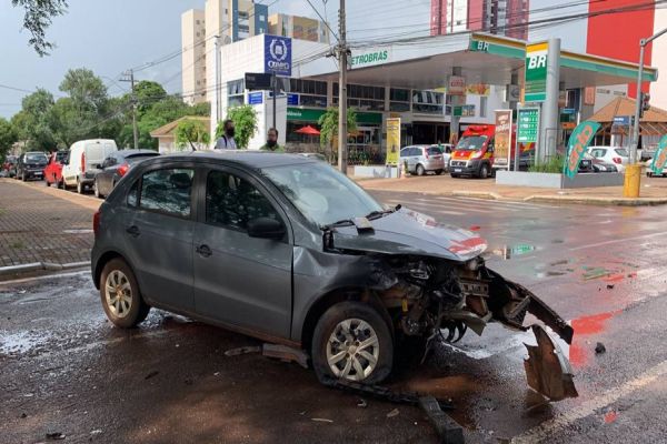 Imagem referente a notícia: Gol fica com a frente destruída em colisão de trânsito no Centro de Cascavel
