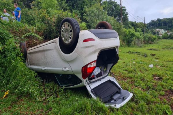 Imagem referente a notícia: Acidente registrado na saída de Coronel Vivida para Chopinzinho deixa uma mulher ferida na PR-158