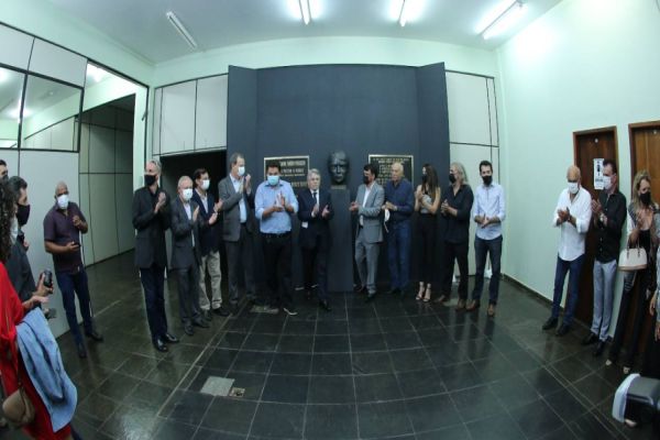Unioeste realiza lançamento de homenagem ao ex-governador Mário Pereira