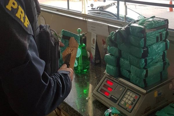Imagem referente a notícia: PRF apreende 15 quilos de “crack” e quase 200 gramas de “haxixe” em tanque de combustível na BR-163