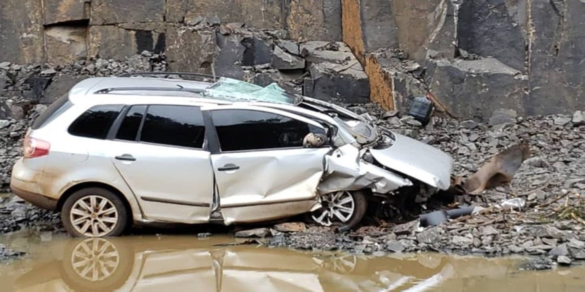 Veículo cai em pedreira na PR-562 e tira a vida do condutor