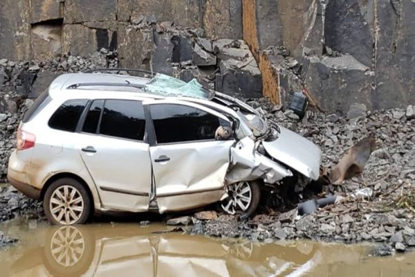 Veículo cai em pedreira na PR-562 e tira a vida do condutor
