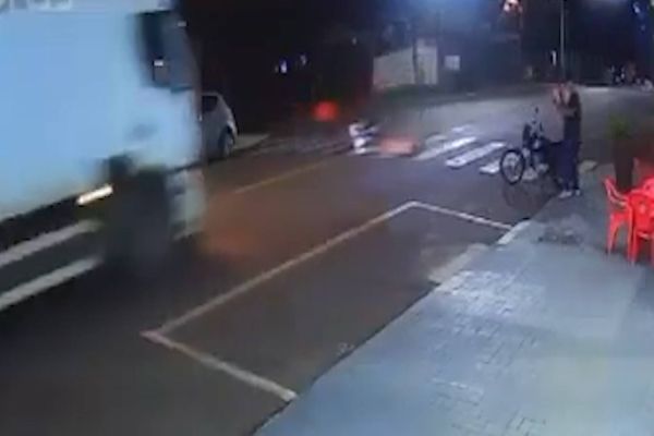 Imagem referente a notícia: Motociclista é quase atropelado por caminhão na Rua Leonardo da Vinci no Bairro Tarumã