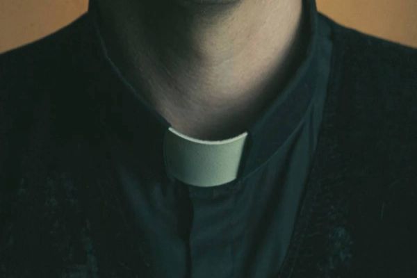Padre compartilha vídeo erótico em grupo de mensagens da paróquia