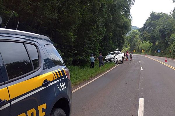 Imagem referente a notícia: Colisão frontal entre três automóveis deixa pessoas em óbitos na BR-277