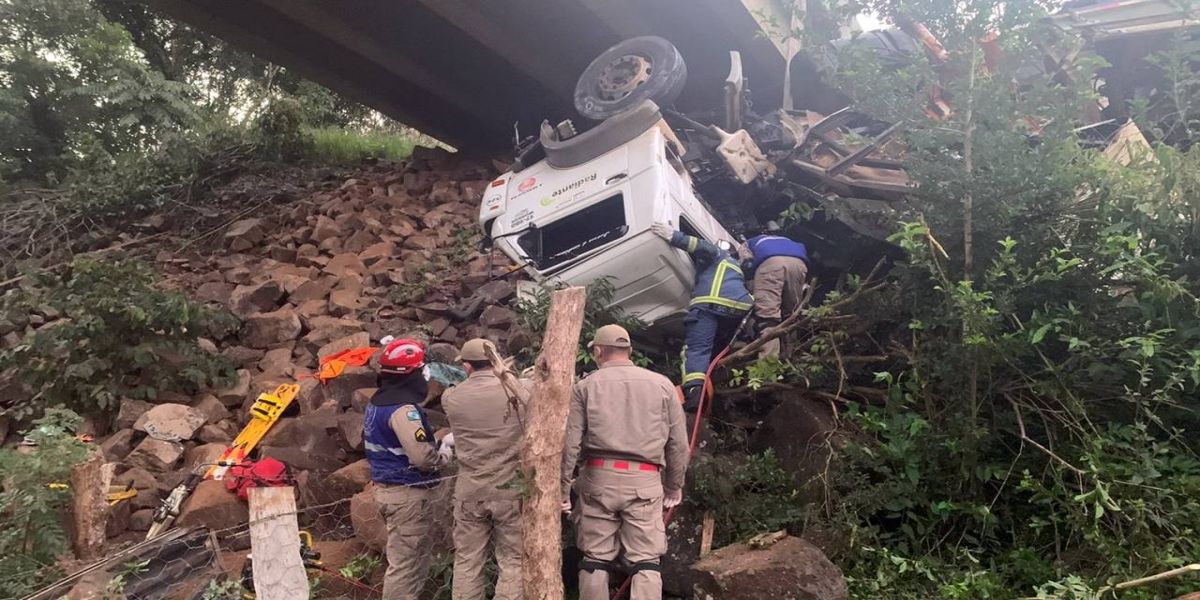 Duas pessoas morrer após caminhão cair da ponte do Rio do Cobre na BR-158 em Marquinho