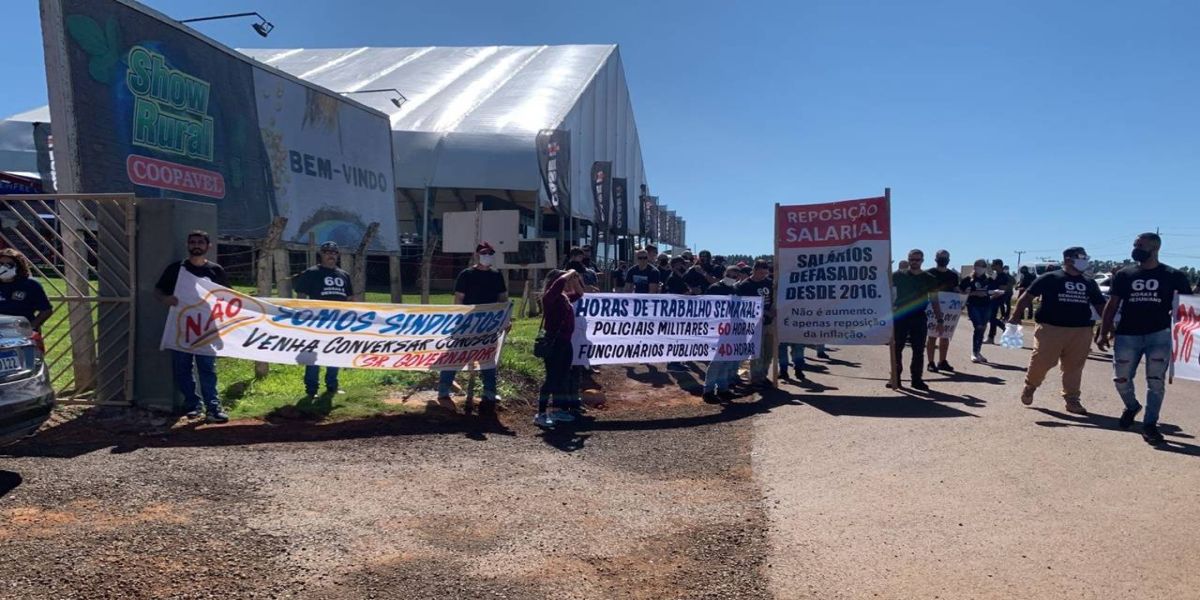 Policiais Militares fazem manifestação silenciosa em frente ao Show Rural