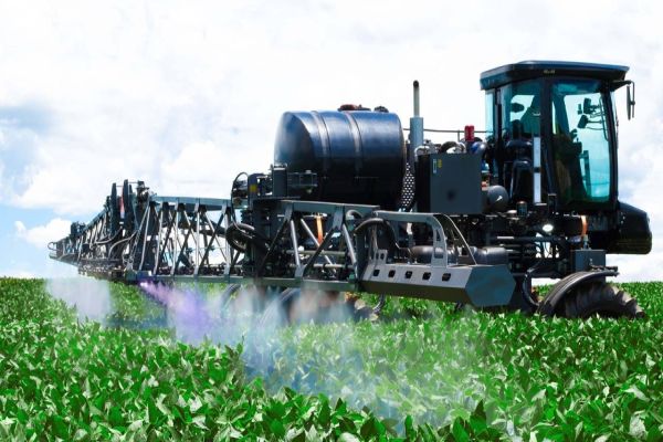 Imagem referente a notícia: Novo pulverizador autopropelido tem tecnologia avançada em transmissão hidrostática