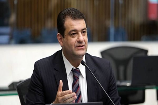 Transferência de milhas aéreas do Poder Público para atletas paranaenses é aprovada em 1º turno