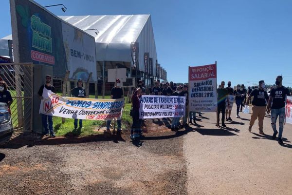 Imagem referente a notícia: Policiais Militares fazem manifestação silenciosa em frente ao Show Rural