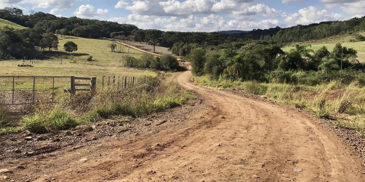 Deputado Gugu Bueno libera 2,5 km de calçamento na Estrada Velha, em Rio do Salto