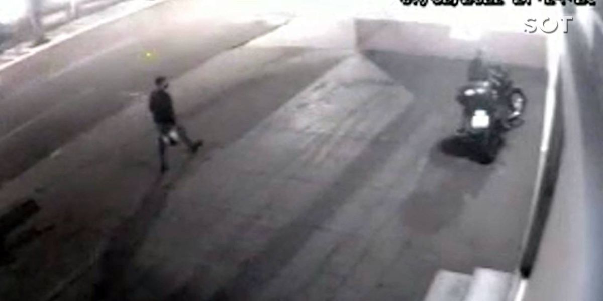 Câmera de segurança registra furto de motocicleta no centro de Cascavel
