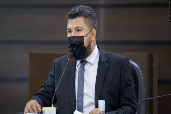 Edson Souza sugere que prefeitura aumente licença-paternidade para 15 dias