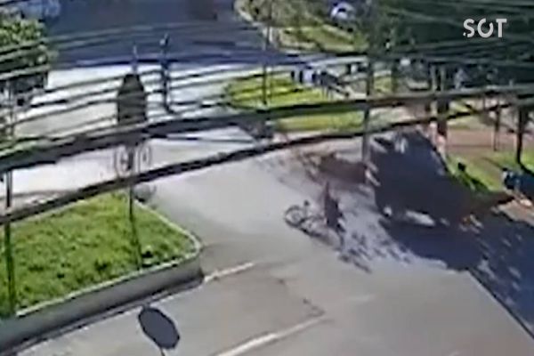 Imagem referente a notícia: Câmera de segurança registra momento exato em que carro é atingido por ciclista no Jardim Pinheiro