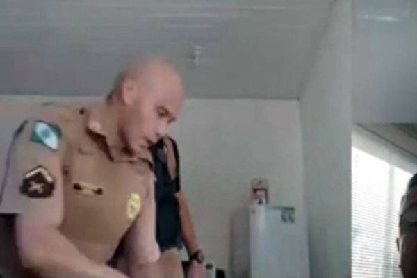 Imagem referente a notícia: Policial interrompe audiência virtual para salvar criança de afogamento; Confira o vídeo do momento