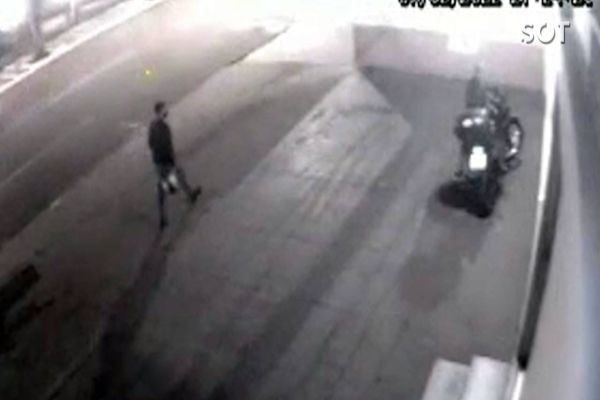 Imagem referente a notícia: Câmera de segurança registra furto de motocicleta no centro de Cascavel