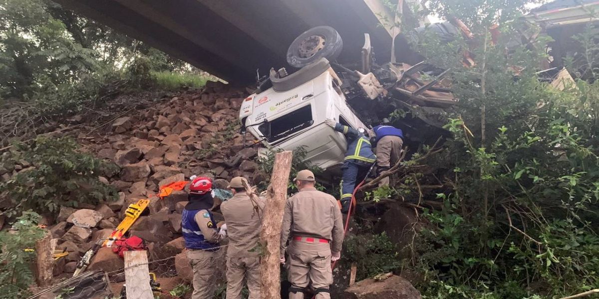 Caminhão cai de ponte e deixa três mortos e uma pessoa gravemente ferida na BR-158