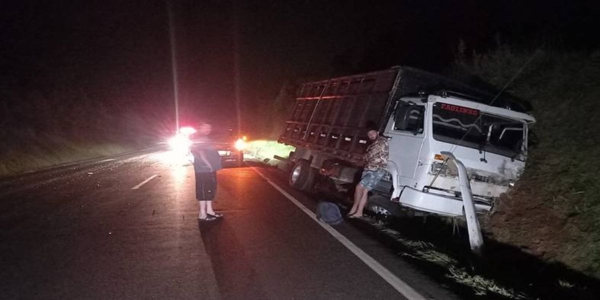 Motorista de carro morre após bater de frente com caminhão, na PR-423