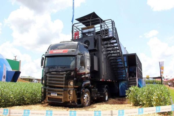 Caminhão-Estande faz sucesso no Show Rural 2022