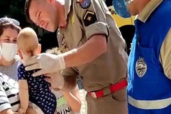 Após policiais salvarem a vida de um bebê, PM orienta sobre casos de engasgamento