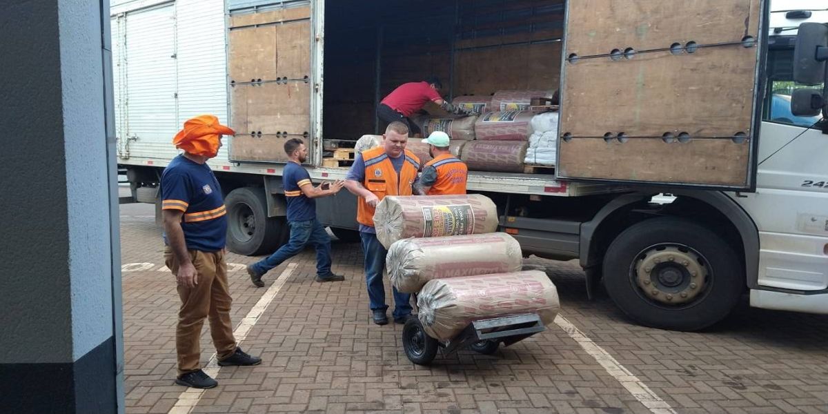 Defesa Civil recebe 48 mil metros de lona e três mil telhas