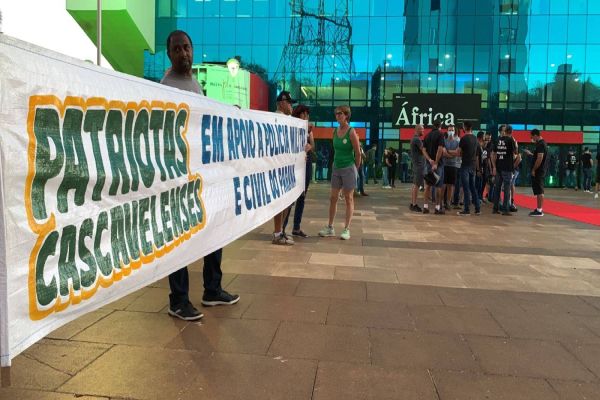 Imagem referente a notícia: Policiais Militares fazem manifestação silenciosa em frente ao Teatro de Cascavel
