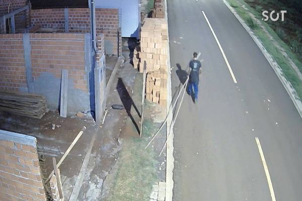 Imagem referente a notícia: Ladrão “Curioso”: Câmera de segurança registra furto de tubos de água no Bairro Lago Azul