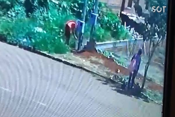 Imagem referente a notícia: Homem é flagrado por câmeras de segurança furtando fios em obra no Loteamento Belmonte