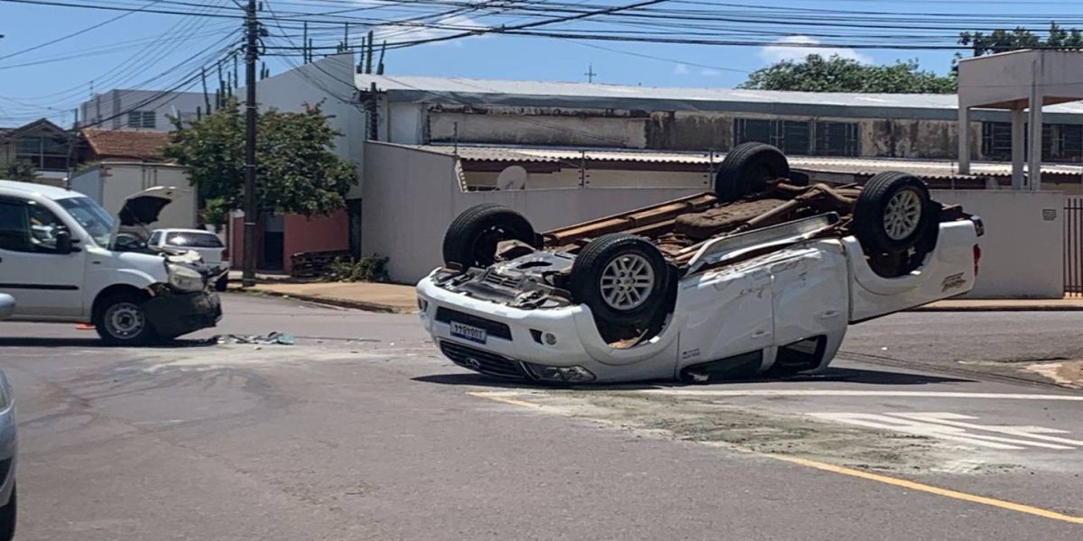 Capotamento é registrado no Bairro São Cristóvão, em Cascavel
